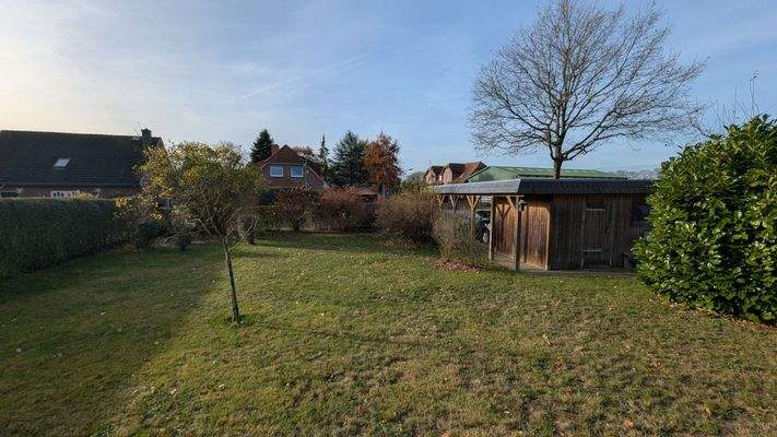 Blick in den Garten von der Terrasse aus
