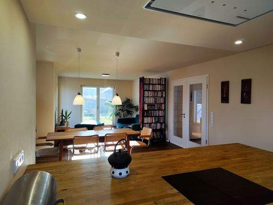 26a) Sicht v.d.Küche in den Esszimmer-Wohnbereich.