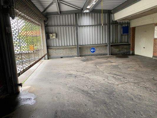 Ausfahrt und Garagentor