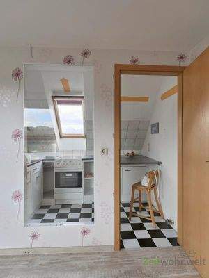 separate Küche mit Innen-Fenster