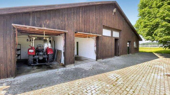 Boxenstall mit Garagen