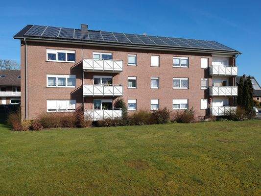 Mehrfamilienhaus mit Balkonen