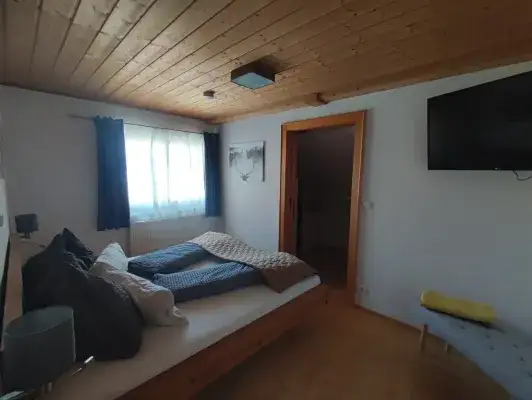 Schlafzimmer mit Blick in begehbaren Schrank