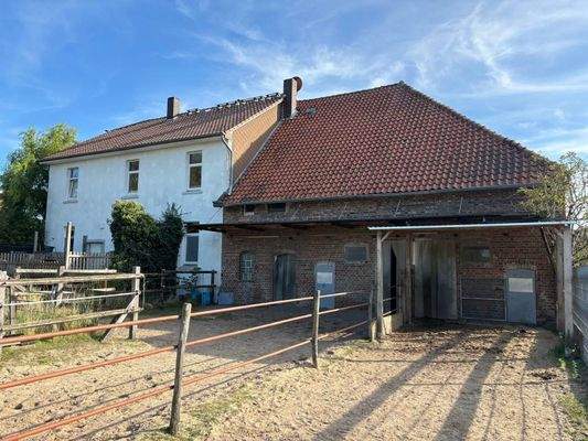 Rückansicht mit Stalltrakt