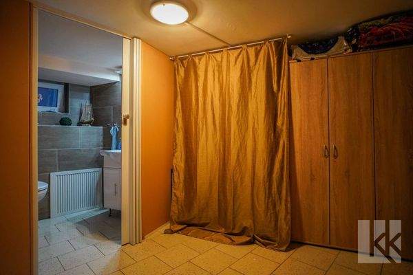 Praktischer Keller mit...