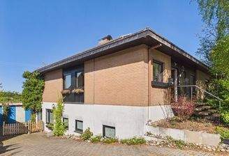 Ansicht von vorne und Garagenzufahrt