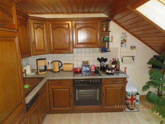 DG: große Küche mit Dachflächenfenster