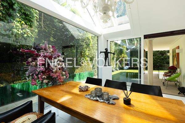 Essbereich mit Ausgang zur großzügigen Terrasse