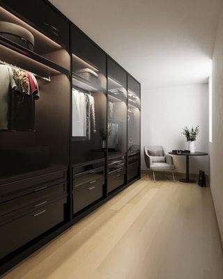 Separates Ankleidezimmer mit rund 10 m², bequem vom Schlafzimmer aus erreichbar