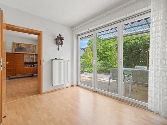 Esszimmer mit Glasfront zur Terrasse
