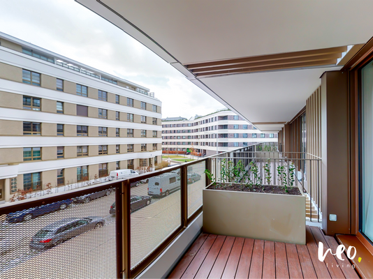 Überdachter Balkon mit Blumenbeet