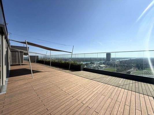 Pool am Dach mit Ausblick