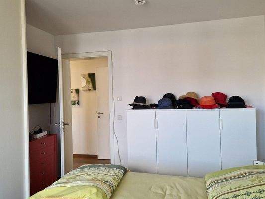 Schlafzimmer mit Möbeln 