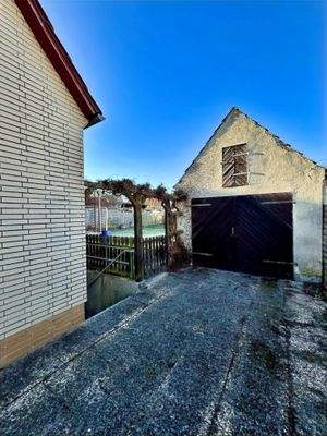 massives Garagengebäude mit Satteldach