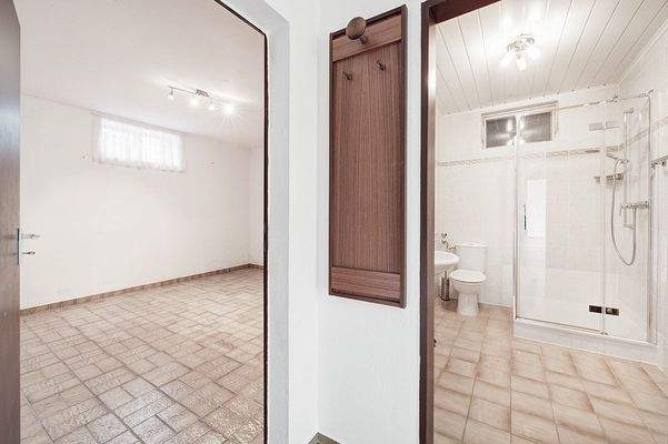 Duschbad Untergeschoss mit angrenzendem Kellerraum