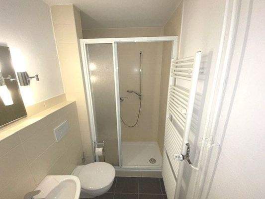 Modern und zweckmäßig zeigt sich das Bad