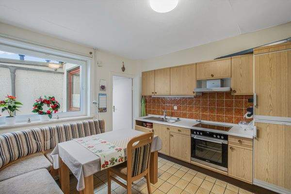 Küche mit Blick zum Anbau