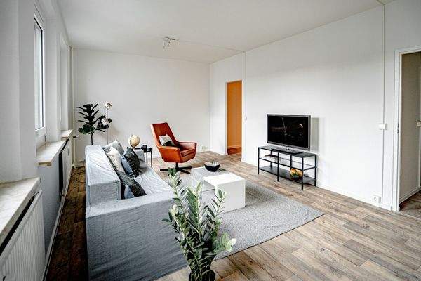 Helles Wohnzimmer mit Sofa