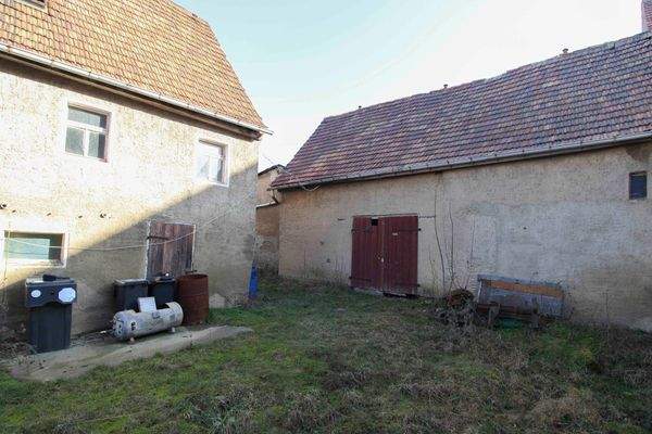 Sicht vom Vorplatz auf Scheune