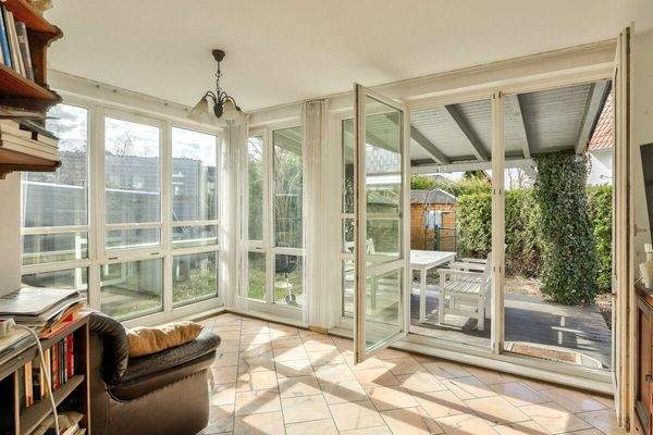 Wohnzimmer mit Zugang zur Terrasse