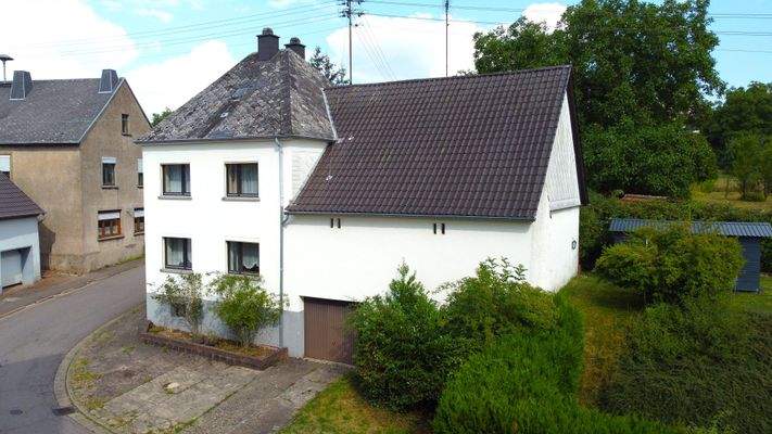 Frontansicht (links Wohngebäude, rechts Scheune)