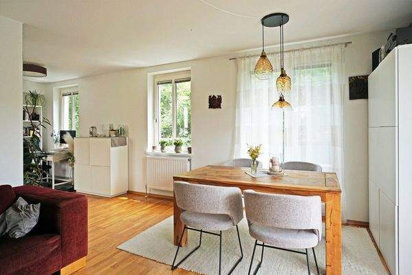 Wohnzimmer mit kleinem Balkon und Ausgang auf die Dachterrasse