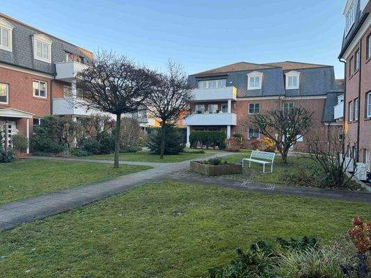 Der parkähnliche Innenhof