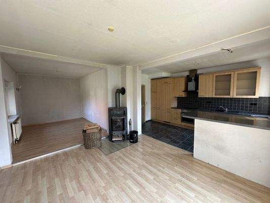 Wohnzimmer mit offner Küche