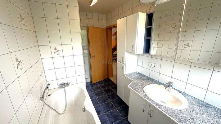 Badezimmer mit Dusche und Badewanne