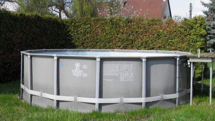 Poolbecken mit ca. 25 m³ Inhalt zur Erfrischung