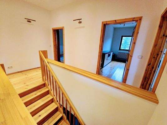 Flur mit Treppe im DG