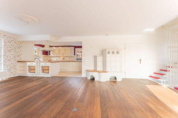 Blick vom Wohnzimmer zur Küche und den Kaminofen