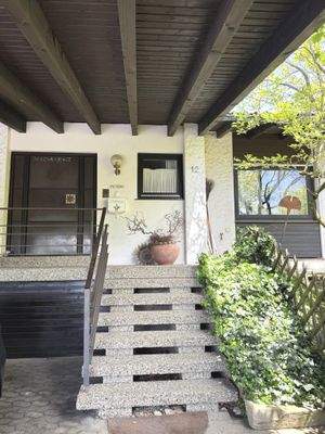 ...zum Hauseingang - Überdachte Einfahrt mit Stellplatz