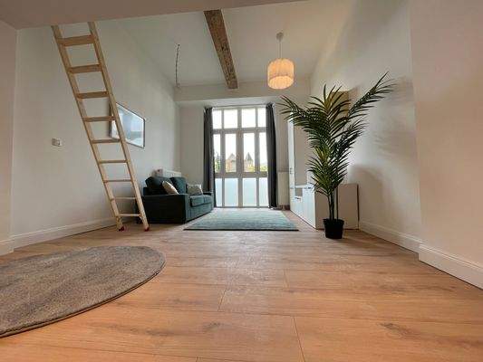 Wohnbereich, möbliert;
die Sanierung der Wohnung war im September 2024.