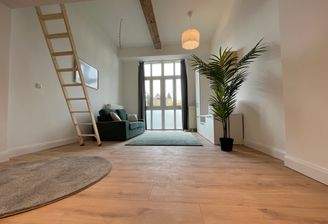 Wohnbereich, möbliert;
die Sanierung der Wohnung war im September 2024.