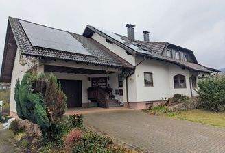 Hausansicht mit Hofeinfahrt.jpg