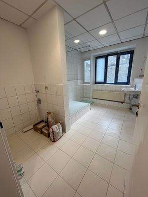 Helles Badezimmer mit Dusche