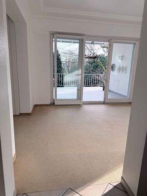 Wohn-und Essbereich mit Blick zur Terrasse.jpeg