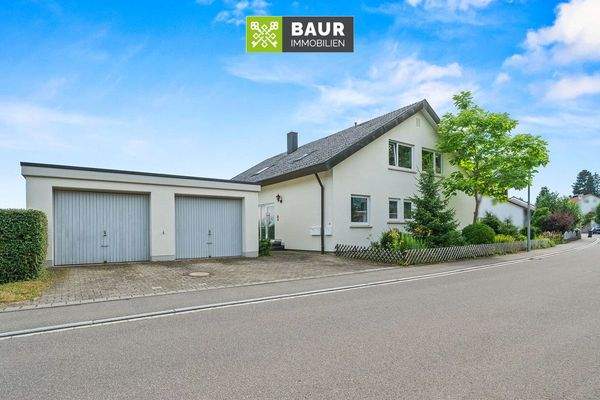 Haus mit Garagen