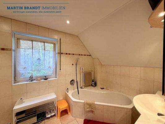 Tageslichtbad mit Wanne und Dusche