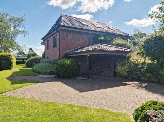 Wohnhaus mit Garage / Carport