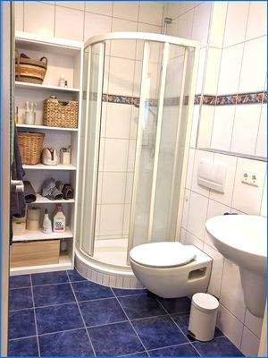 Bad mit Dusche und WC