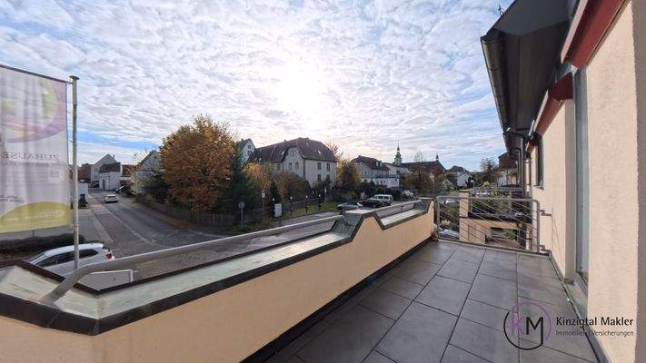 ... großzügiger Balkon (Süd-Ost)