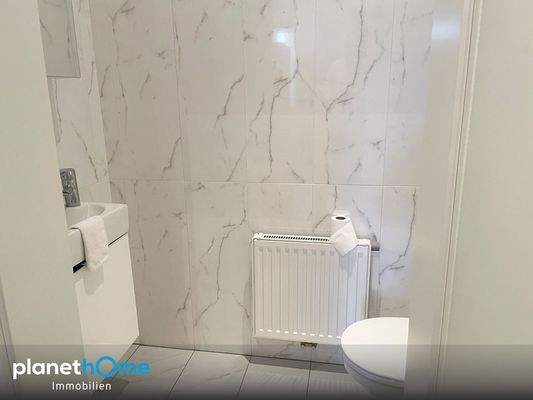 Bad mit Dusche und Waschbecken_1