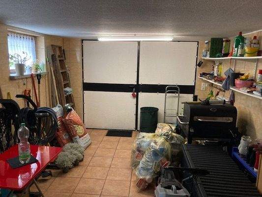 Garage im Haus mit Abstellmöglichkeiten