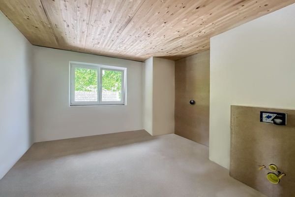  Großzügiges Badezimmer mit Platz für eine freistehende Wanne