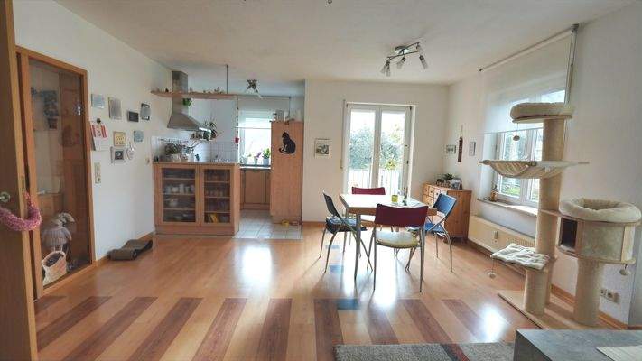 Blick in Essbereich und Küche