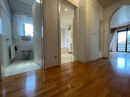 Flurbereich mit Gäste-WC und Vollbad