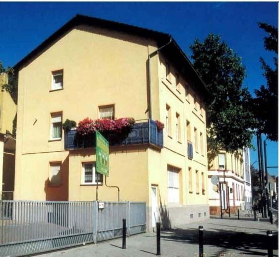 Mehrfamilienhaus mit Nebengebäude und Ladefläche in Offenbach am Main