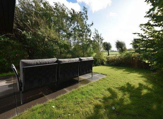 ferienhaus-kaufen-lakeside-resort-brielle-zwartewaal-garten-blick-auf-weiden-2026a